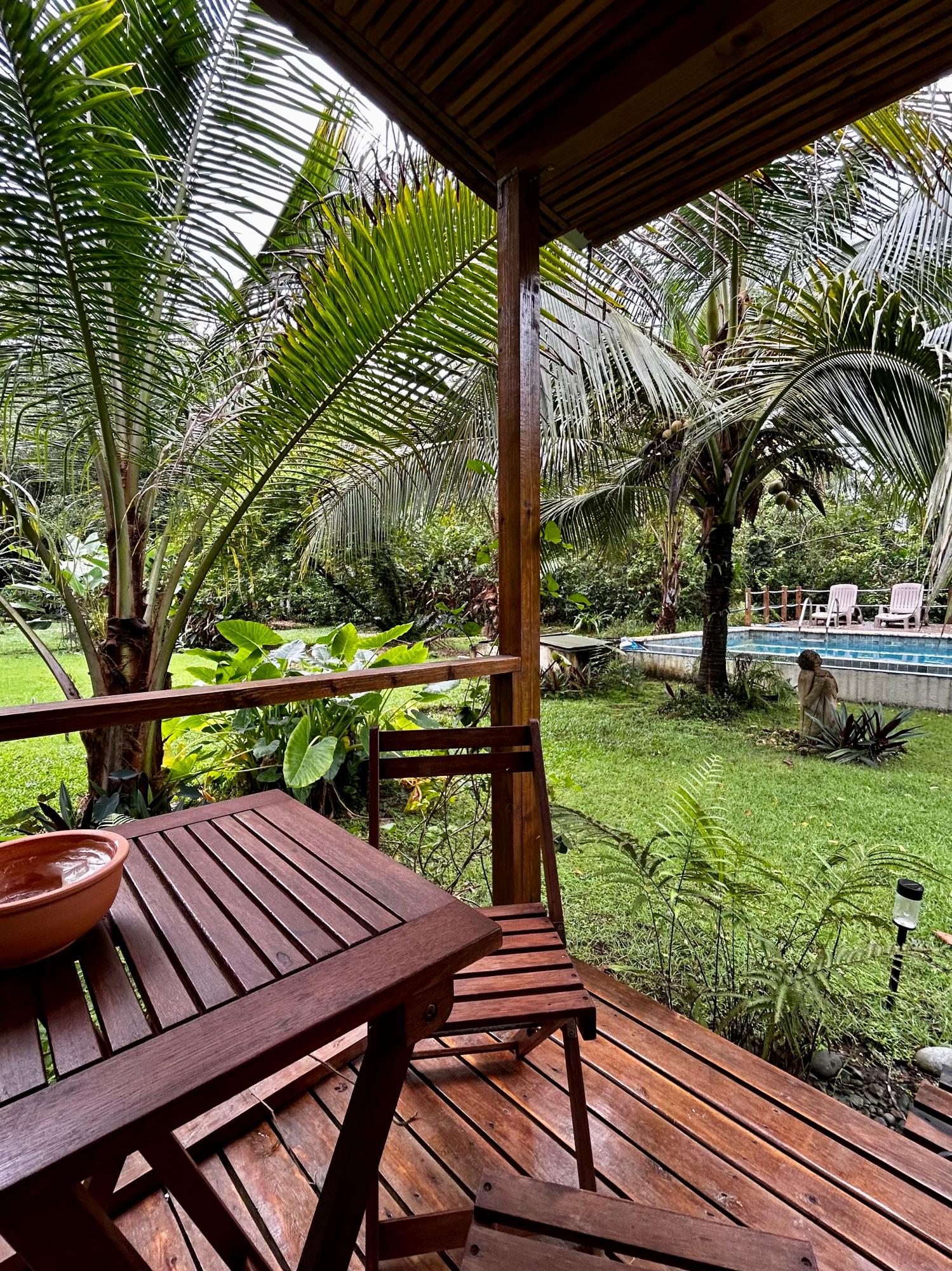 Hermosa Casa Tropical con Cabaña para Huéspedes y Piscina.