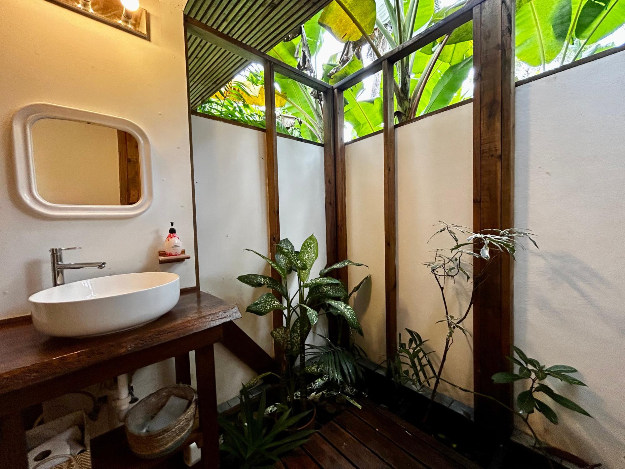 Hermosa Casa Tropical con Cabaña para Huéspedes y Piscina.