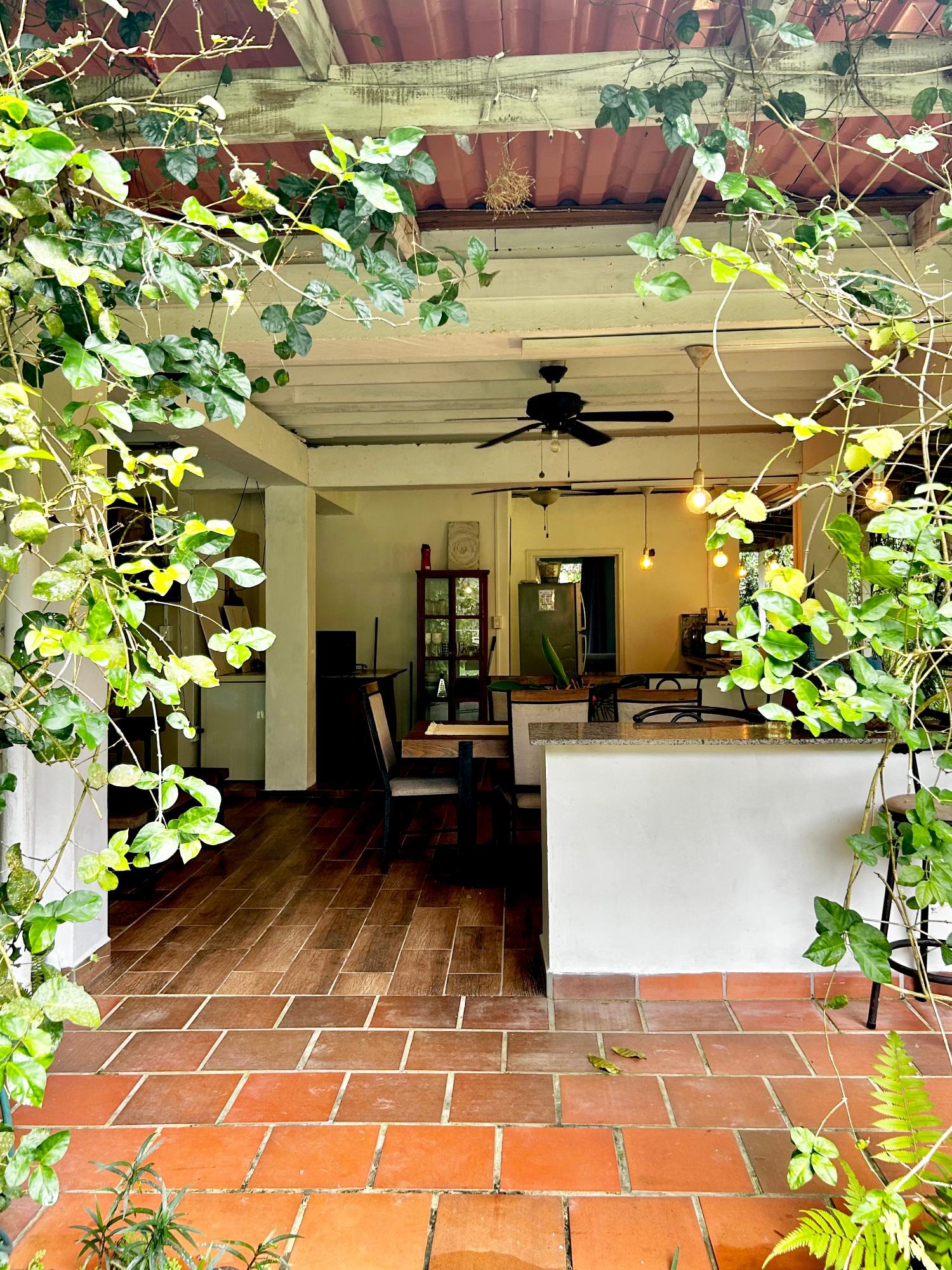 Hermosa Casa Tropical con Cabaña para Huéspedes y Piscina.