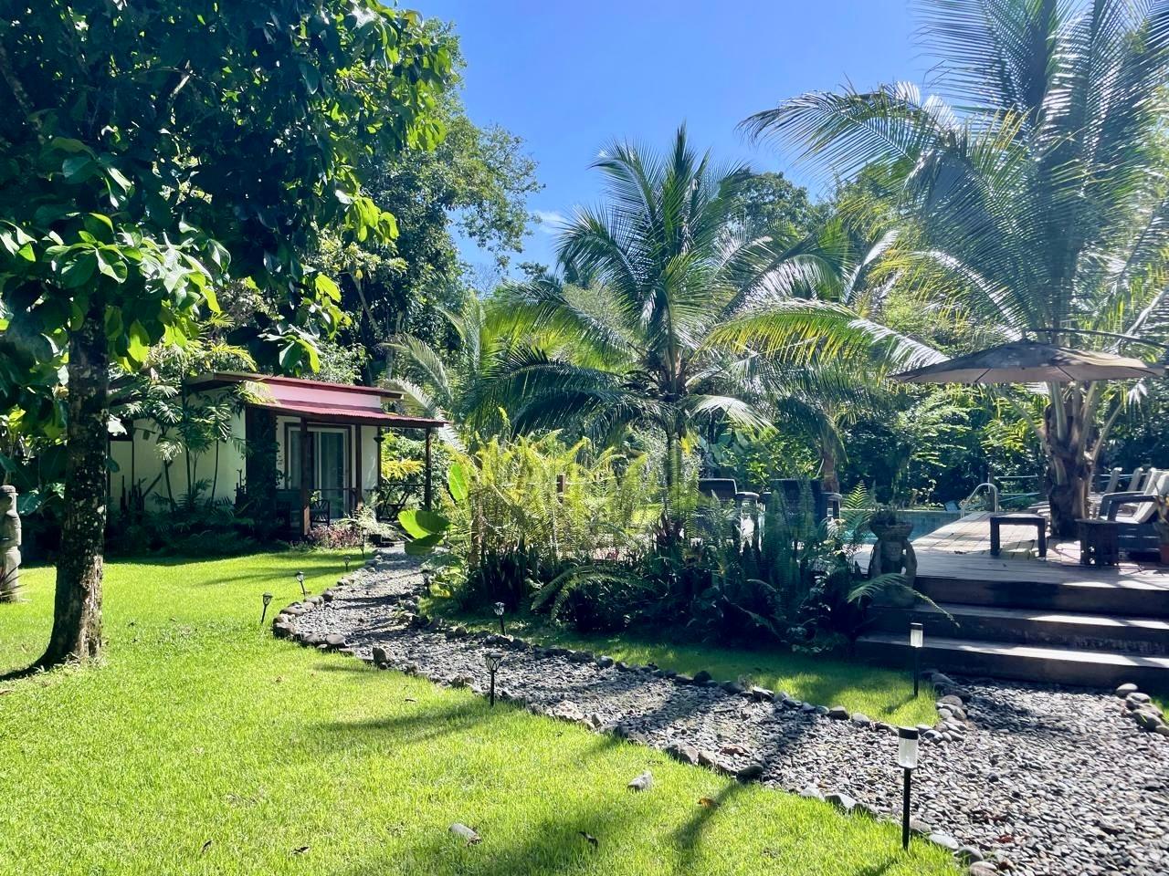 Hermosa Casa Tropical con Cabaña para Huéspedes y Piscina.