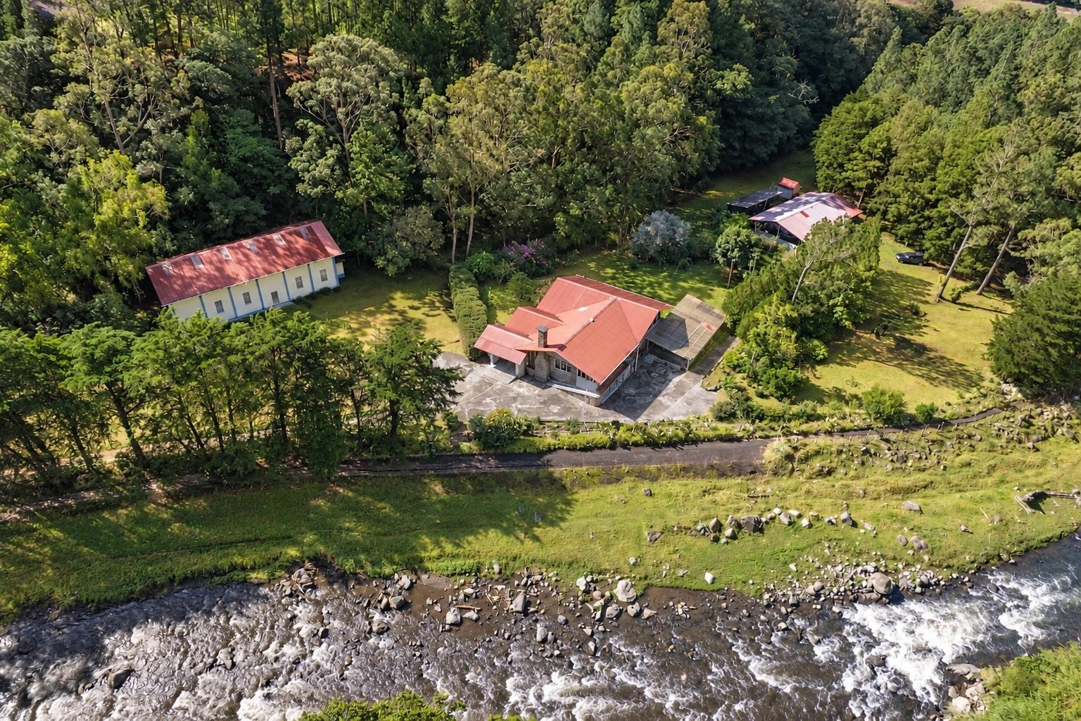 Finca familiar de 11 acres frente al río | Volcán, Panamá