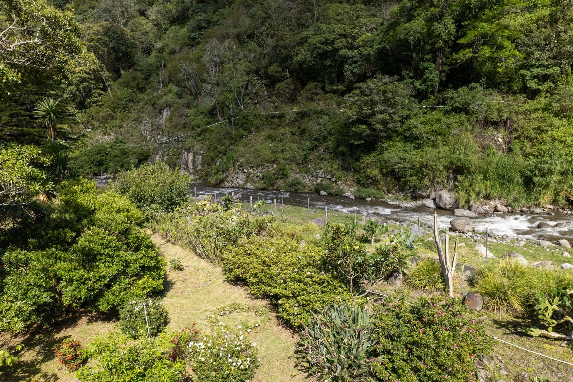 Finca familiar de 11 acres frente al río | Volcán, Panamá