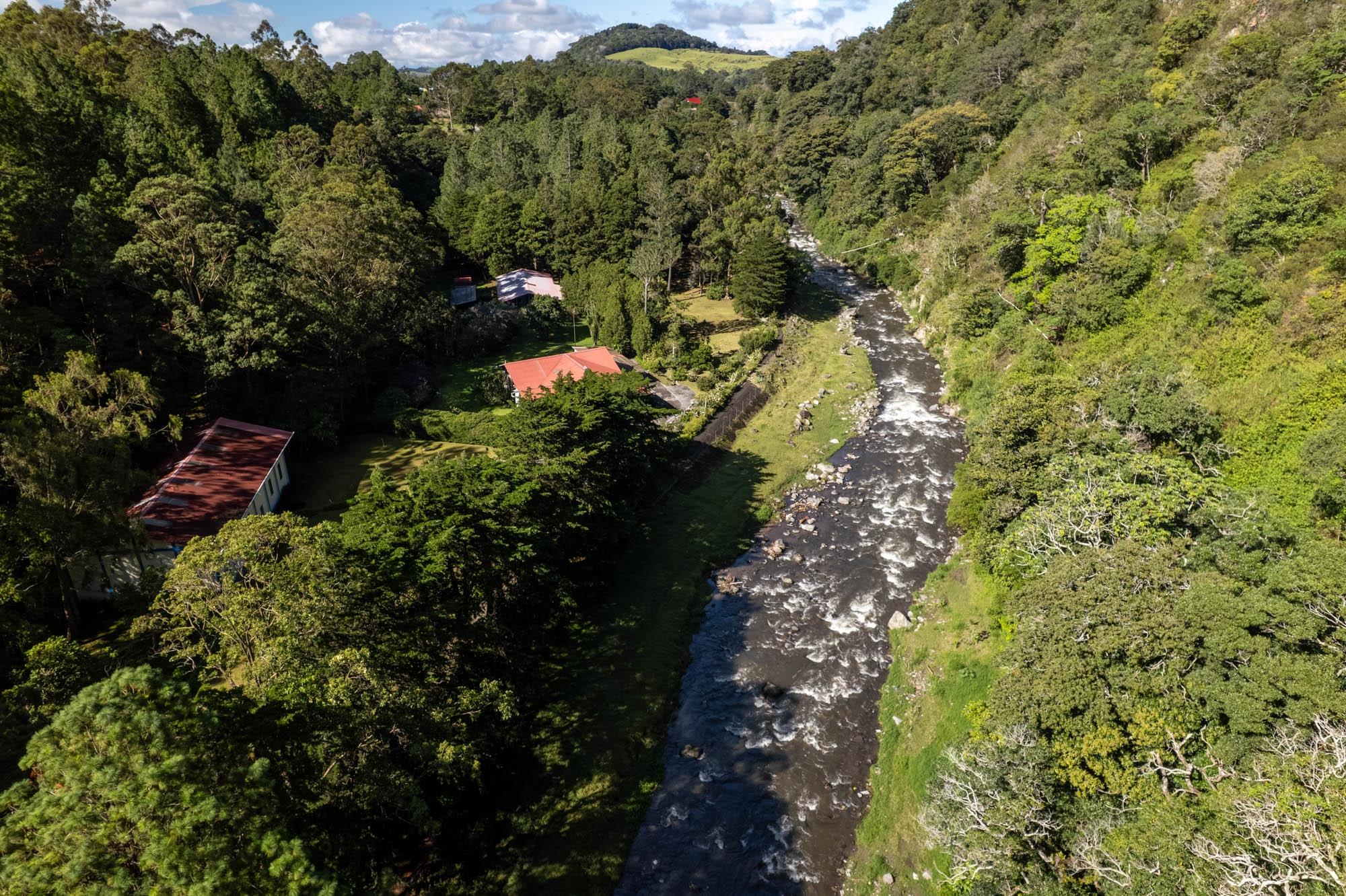 Finca familiar de 11 acres frente al río | Volcán, Panamá