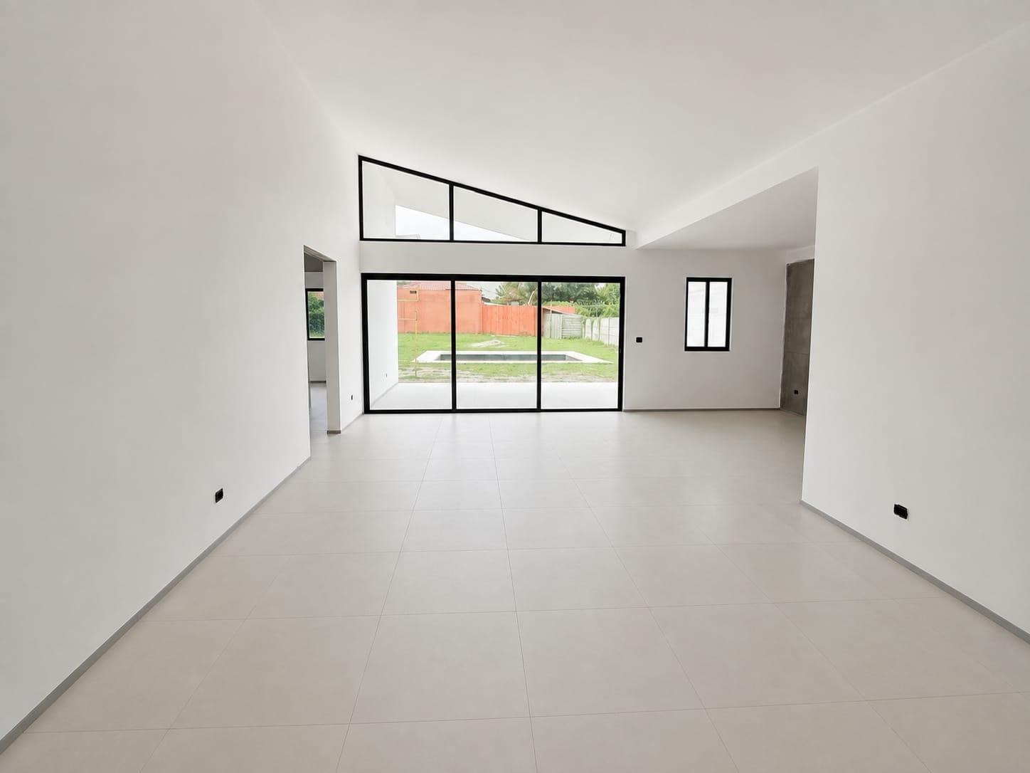 CASA NUEVA Y MODERNA CON PISCINA EN VENTA EN CORONADO