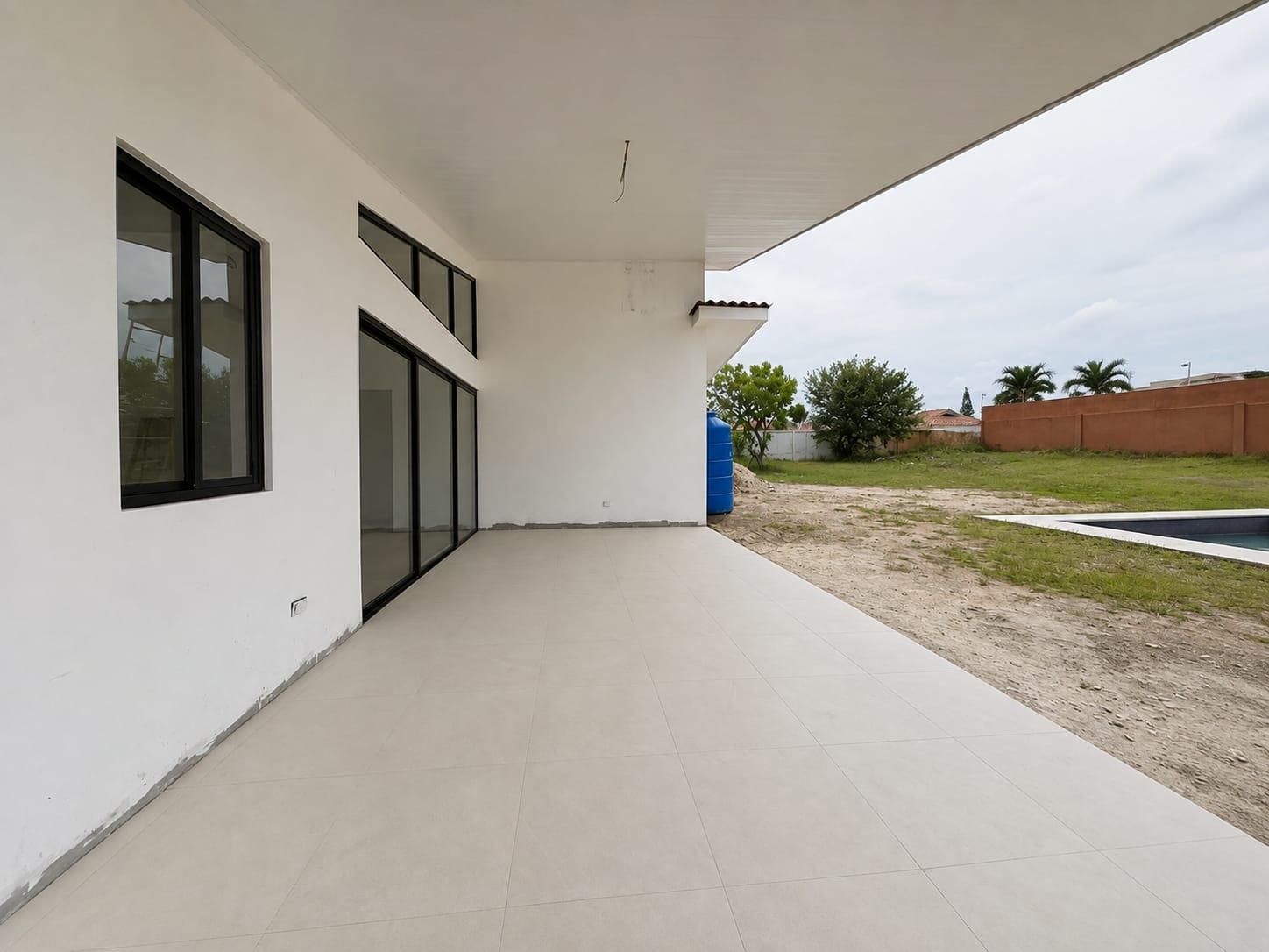 CASA NUEVA Y MODERNA CON PISCINA EN VENTA EN CORONADO