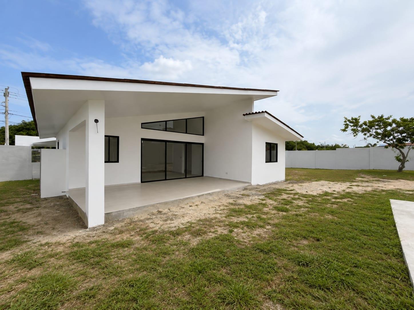 CASA NUEVA Y MODERNA CON PISCINA EN VENTA EN CORONADO