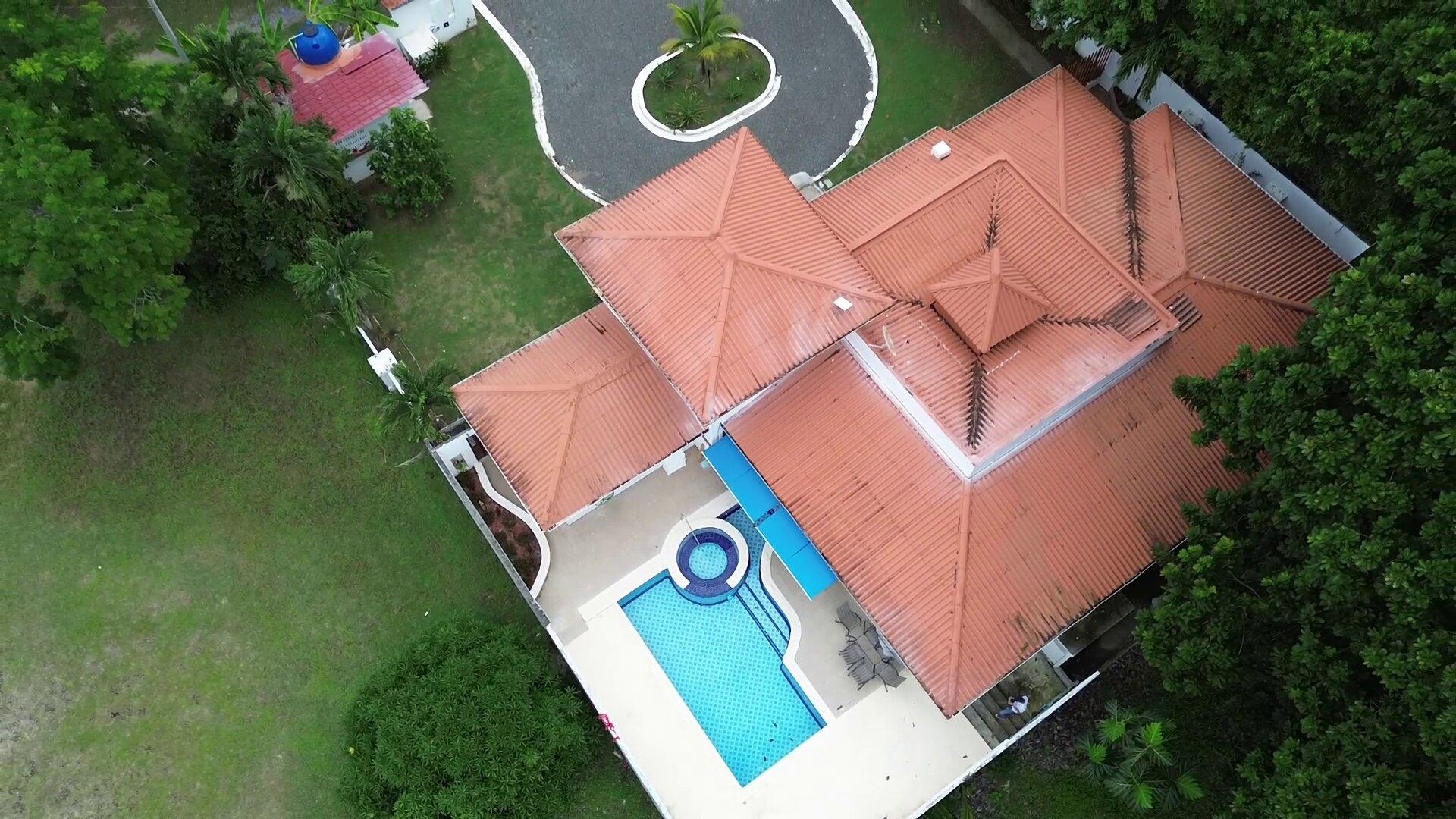 Casa de 4 Recámaras con Piscina Privada y Jacuzzi en El Espino