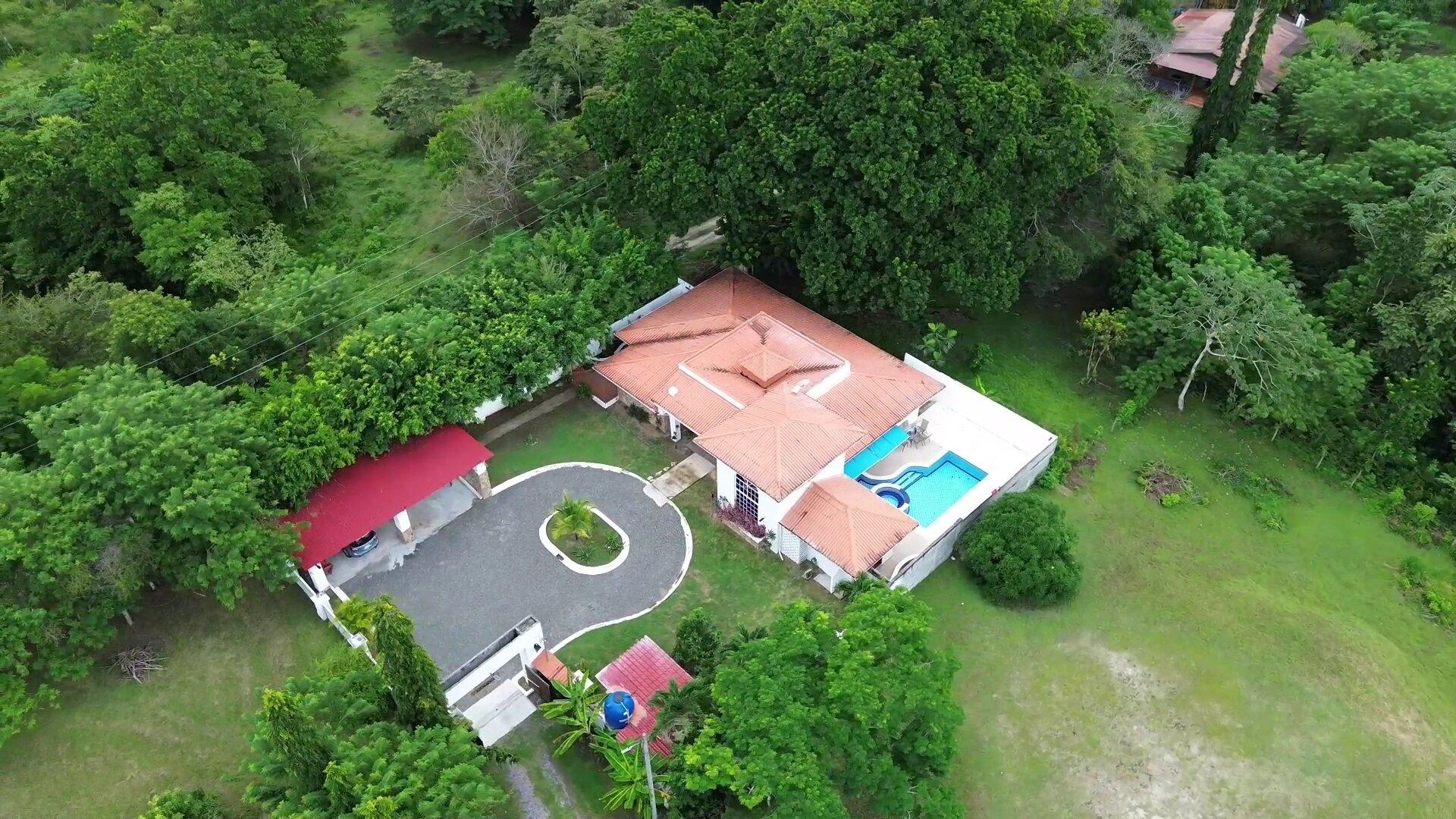 Casa de 4 Recámaras con Piscina Privada y Jacuzzi en El Espino