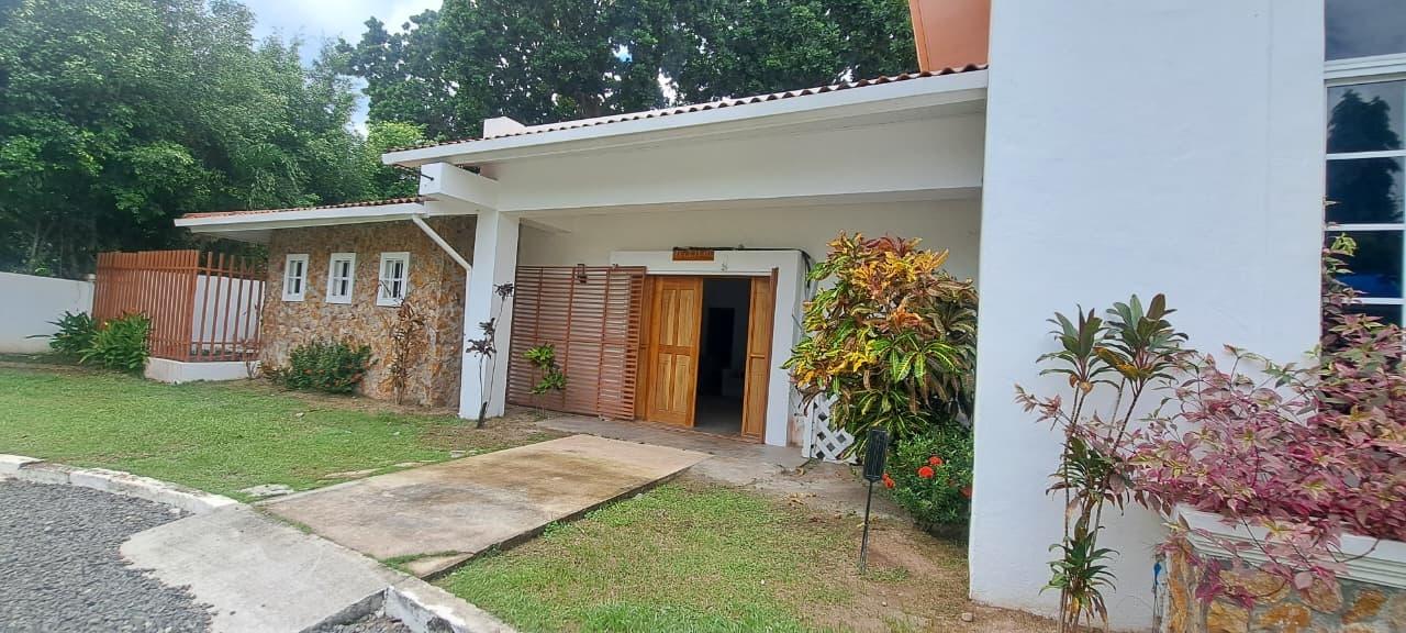 Casa de 4 Recámaras con Piscina Privada y Jacuzzi en El Espino
