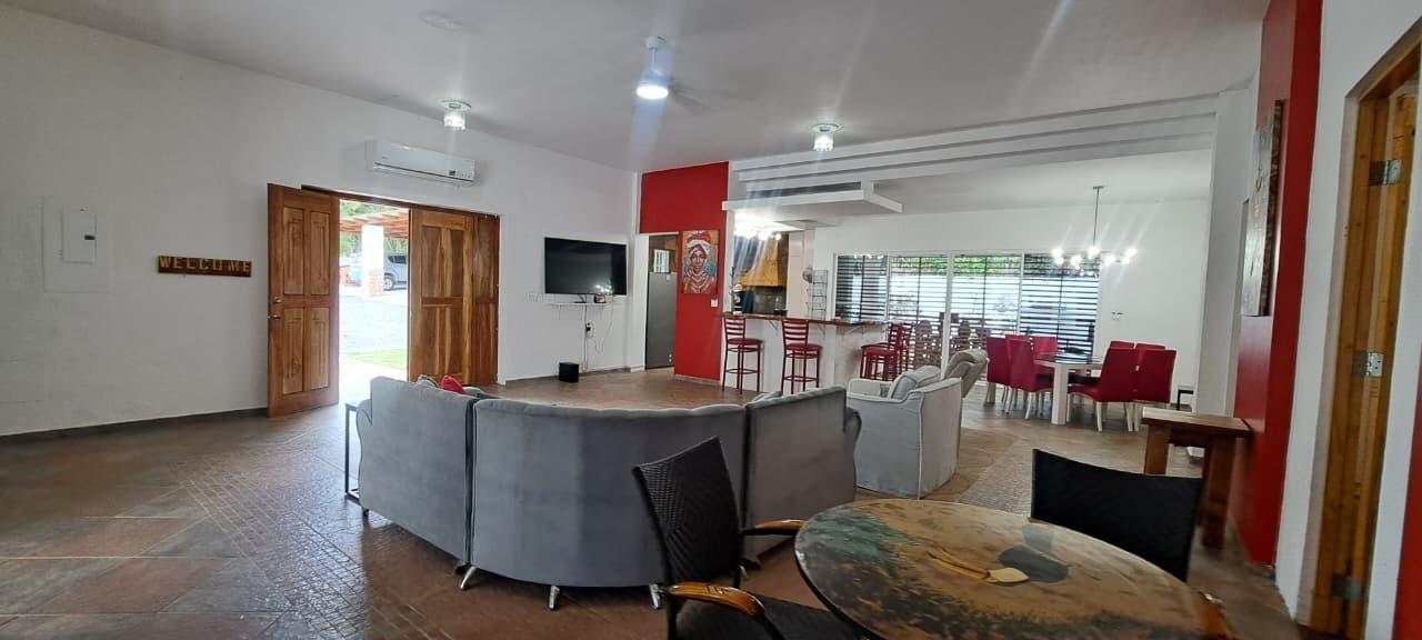 Casa de 4 Recámaras con Piscina Privada y Jacuzzi en El Espino
