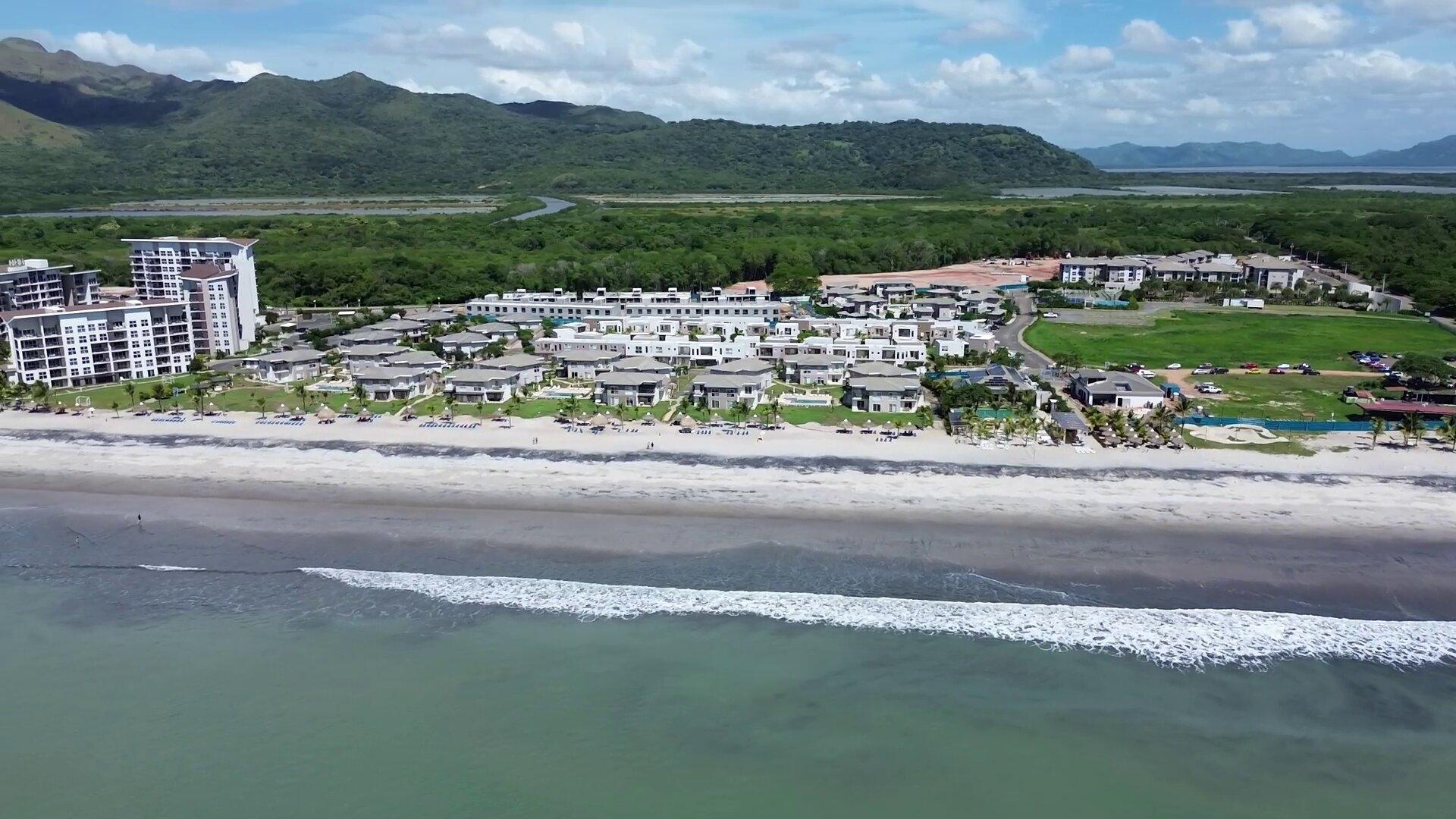 Dúplex de Dos Niveles con Vista al Mar a Pasos de la Playa en Playa Caracol