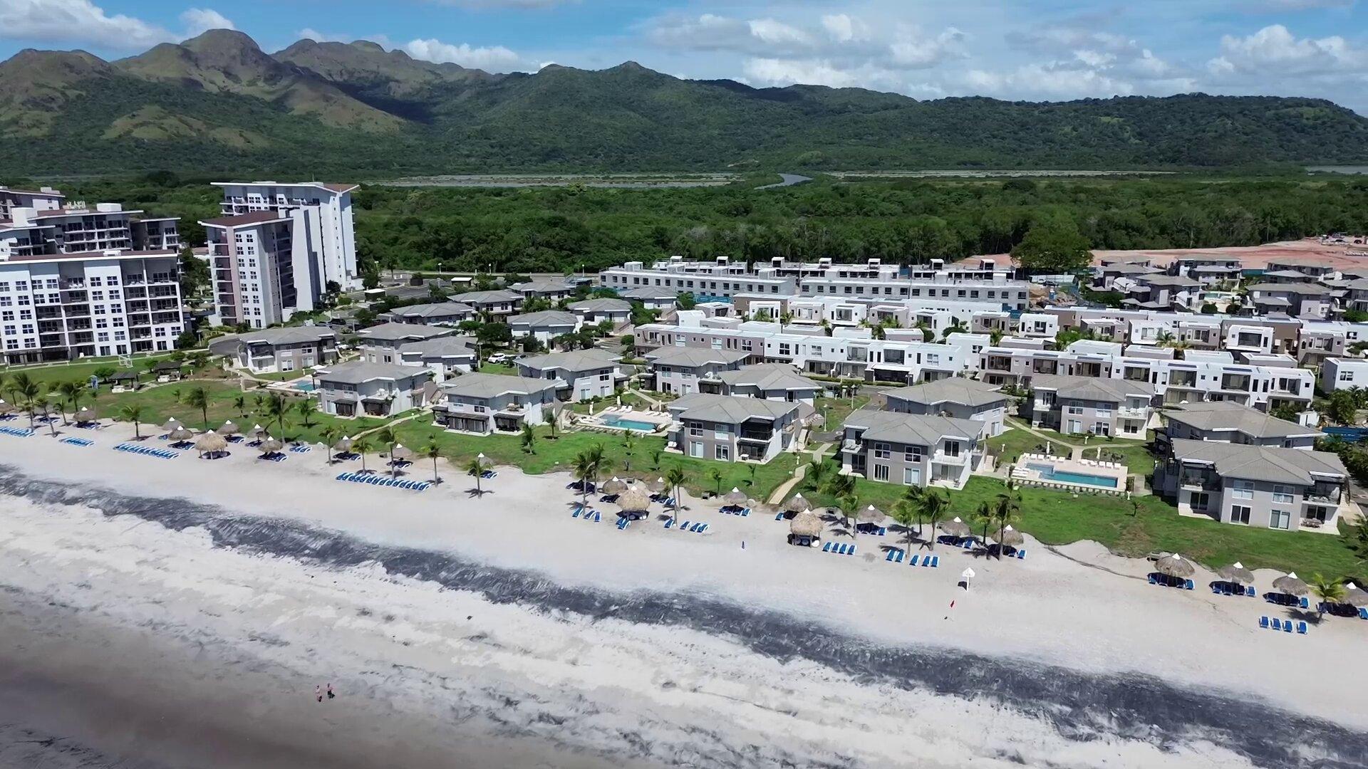 Dúplex de Dos Niveles con Vista al Mar a Pasos de la Playa en Playa Caracol
