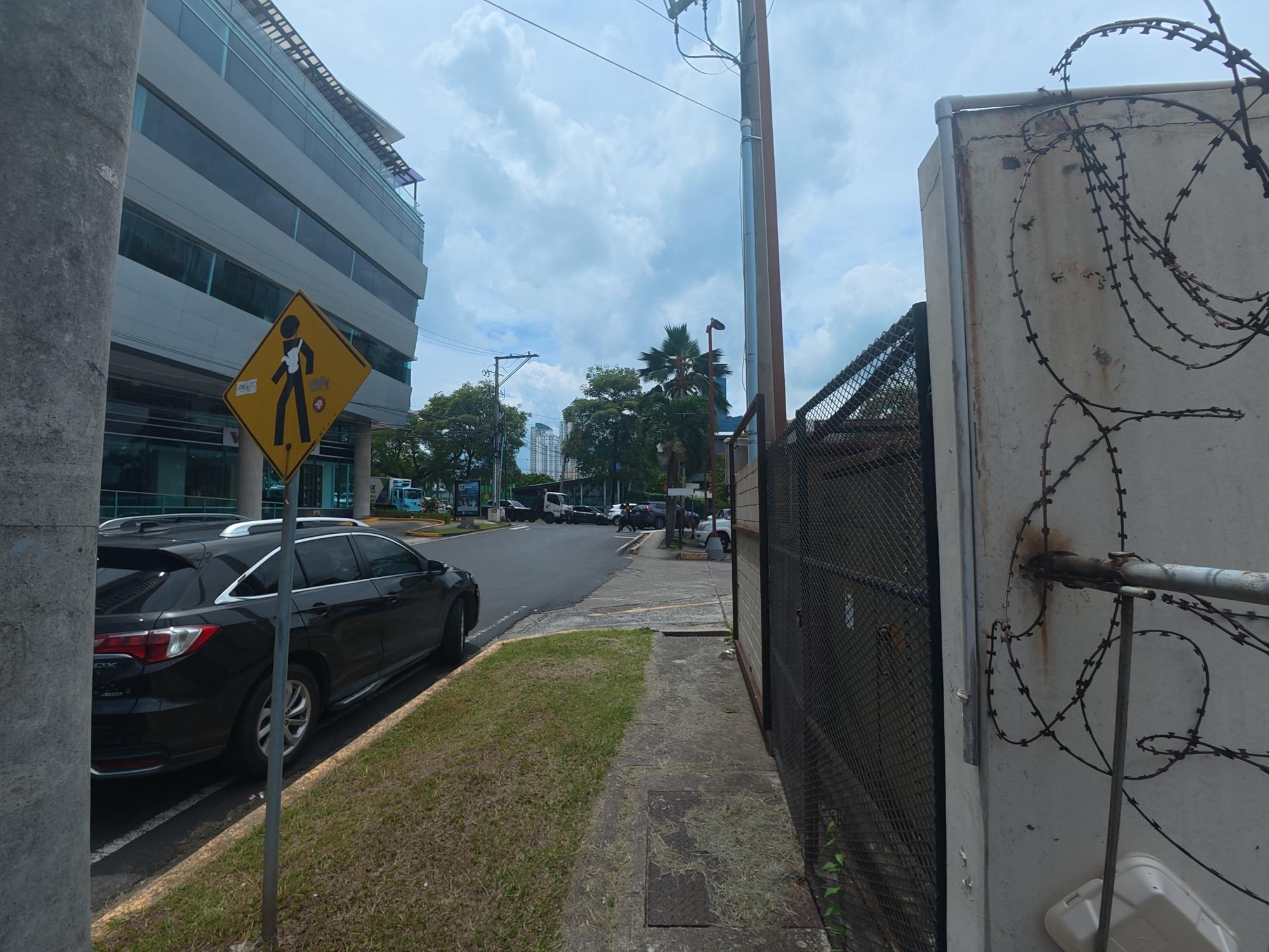 Propiedad Comercial Frente a Multiplaza