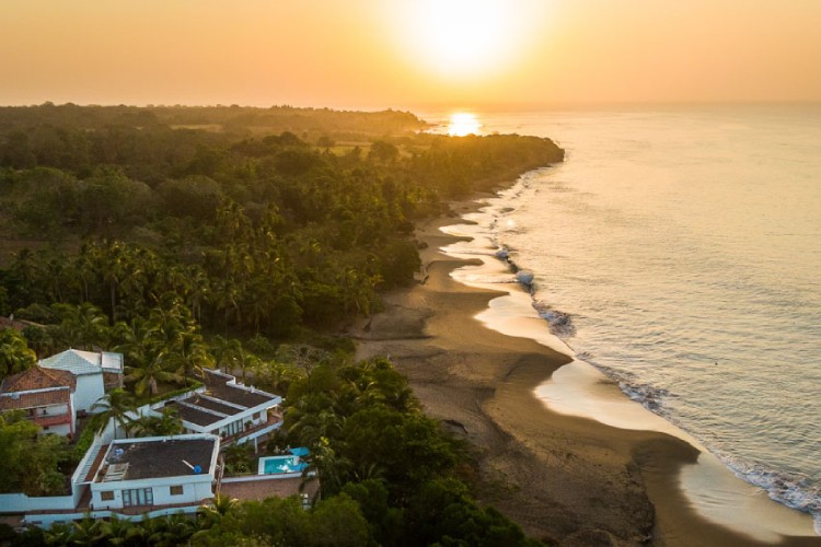 Una playa al atardecer en Panamá.