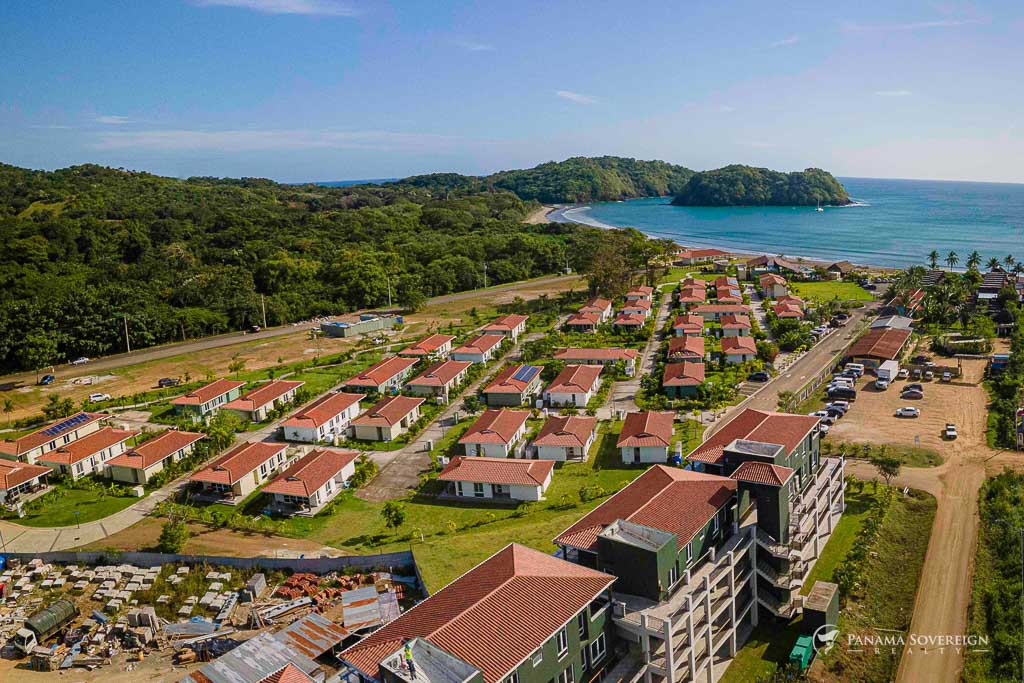 Toma gran angular que destaca la comunidad residencial y el litoral.