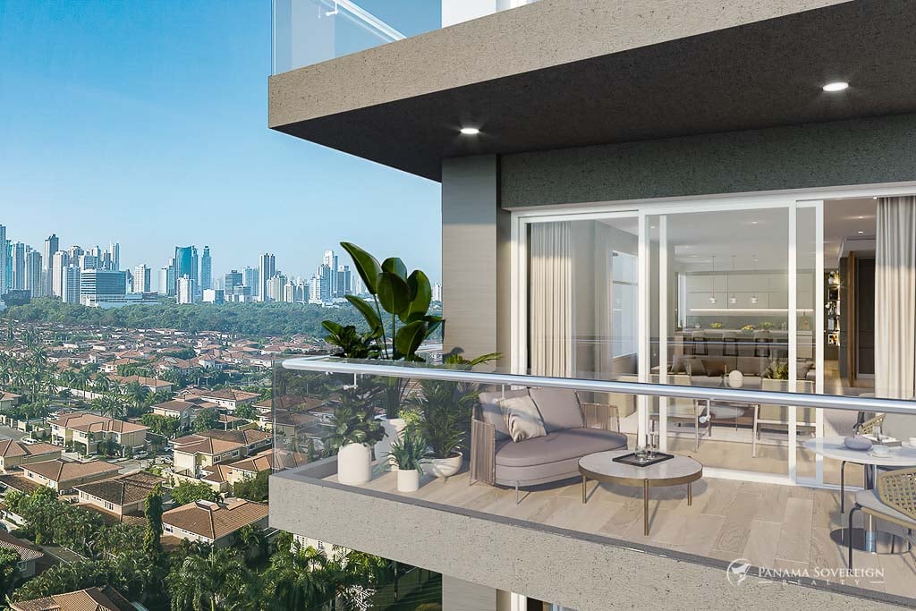 Vista al balcón privado con elegantes asientos al aire libre, con vistas a los espacios verdes de Santa María y al horizonte de la ciudad de Panamá, símbolo de la nueva construcción.