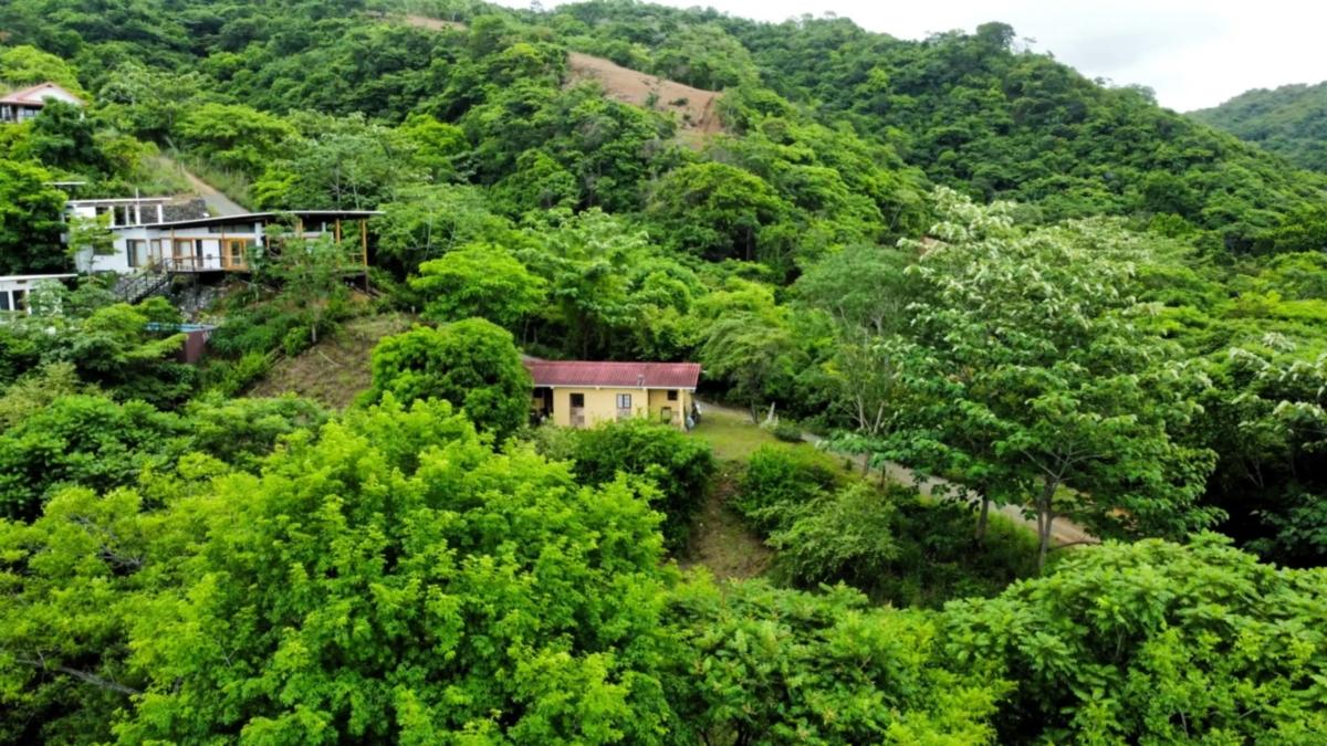 CENTRALLY-LOCATED LOT WITH 2 RENTAL STUDIOS