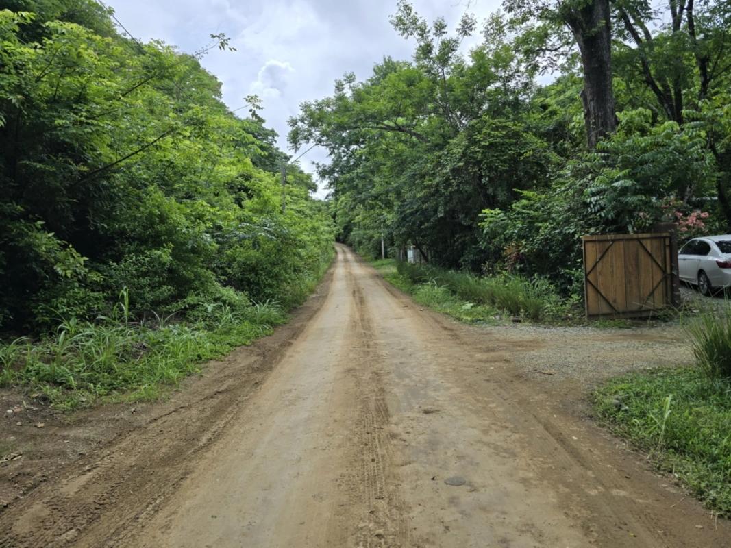 CENTRALLY-LOCATED LOT WITH 2 RENTAL STUDIOS