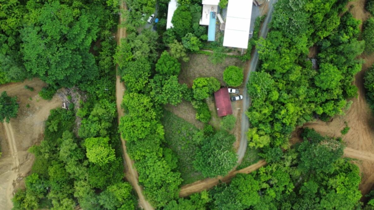 CENTRALLY-LOCATED LOT WITH 2 RENTAL STUDIOS
