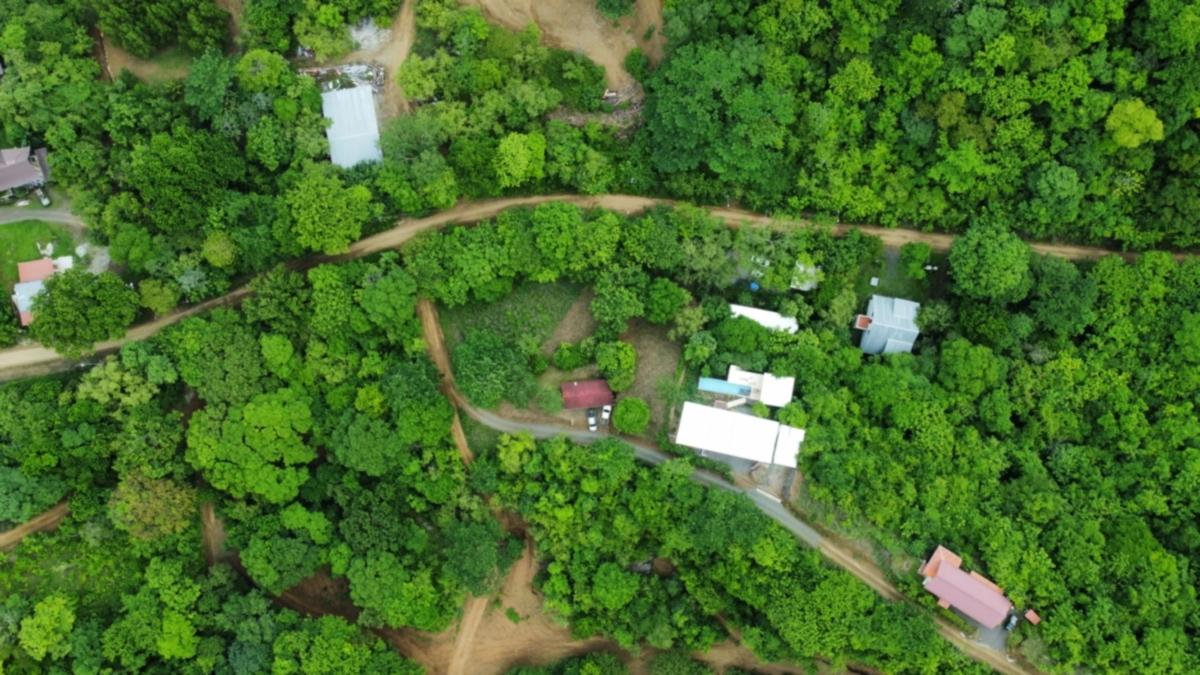 CENTRALLY-LOCATED LOT WITH 2 RENTAL STUDIOS