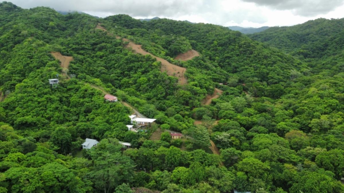 CENTRALLY-LOCATED LOT WITH 2 RENTAL STUDIOS