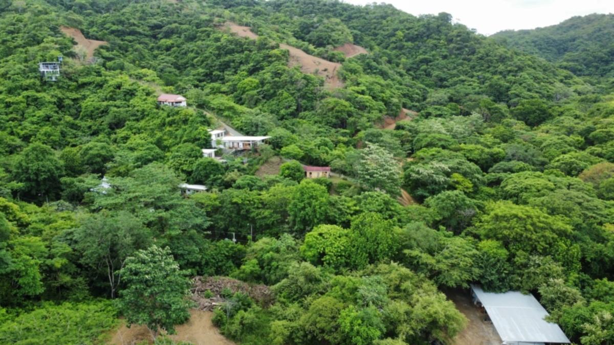 CENTRALLY-LOCATED LOT WITH 2 RENTAL STUDIOS