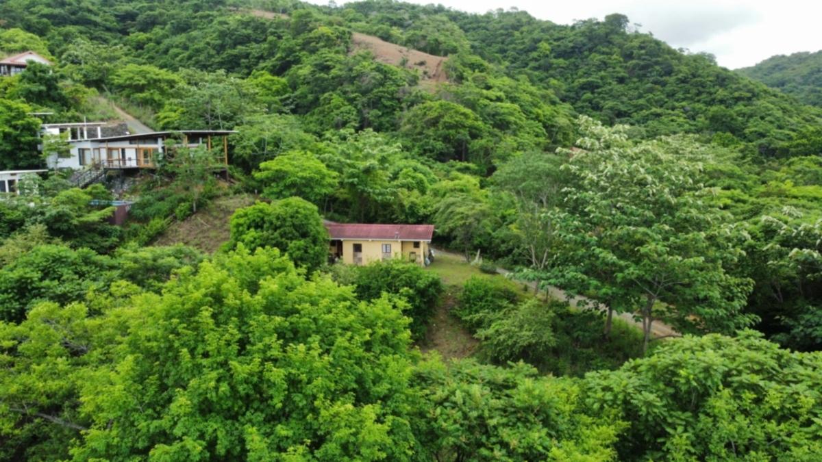 CENTRALLY-LOCATED LOT WITH 2 RENTAL STUDIOS