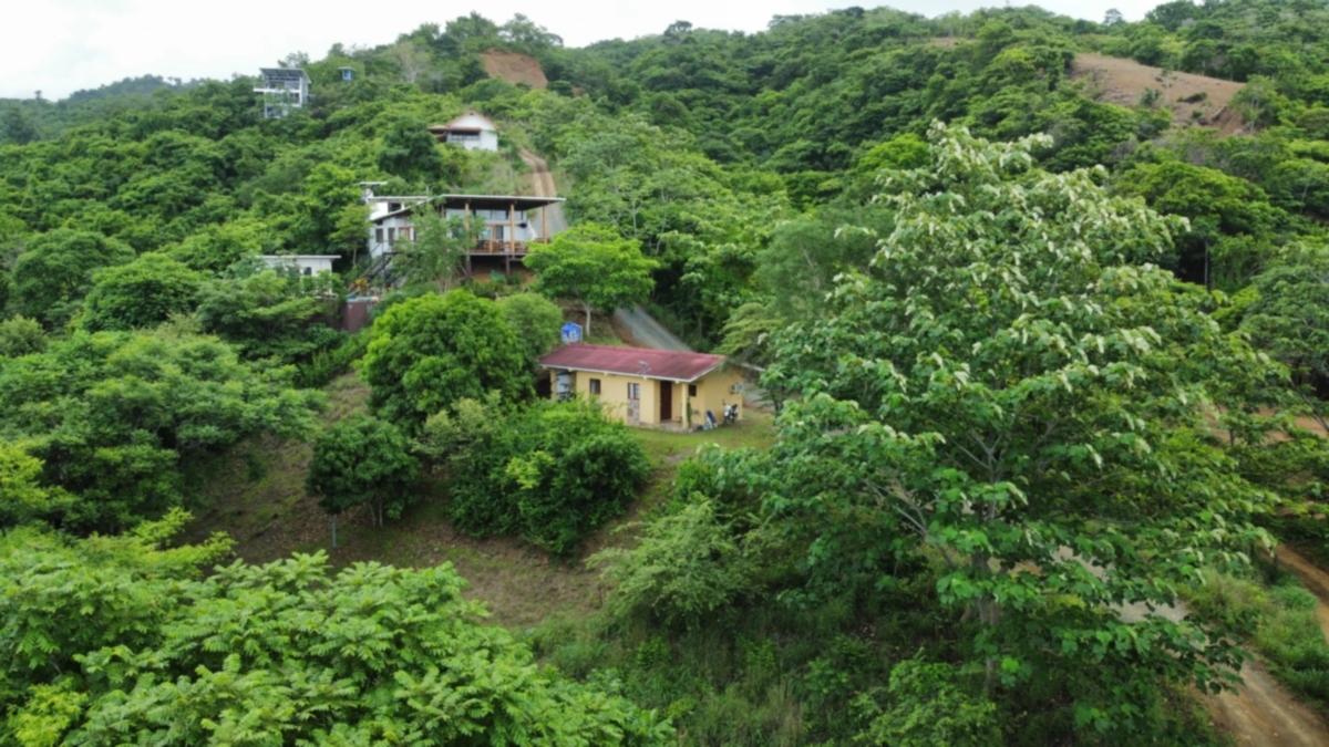 CENTRALLY-LOCATED LOT WITH 2 RENTAL STUDIOS