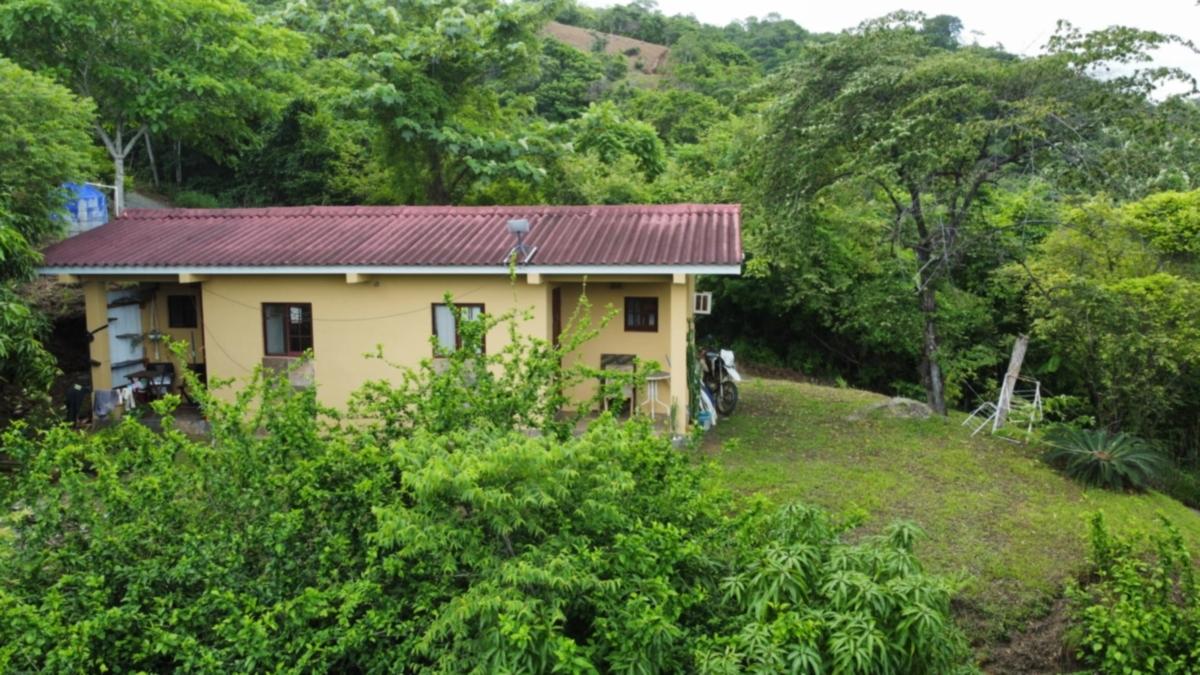 CENTRALLY-LOCATED LOT WITH 2 RENTAL STUDIOS