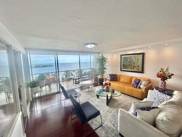 SALE: BEACHFRONT APARTMENT, PH SABOGA