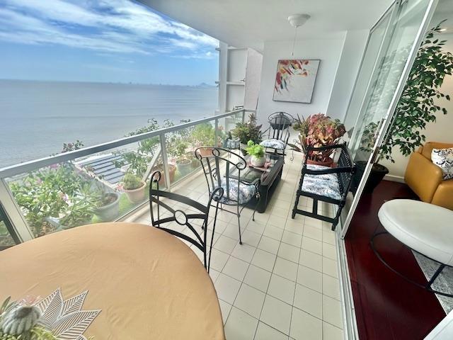 SALE: BEACHFRONT APARTMENT, PH SABOGA