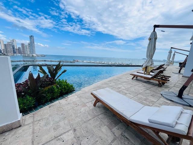 Beautiful apt apartment for sale facing the bay.