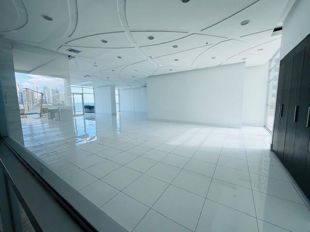 Beautiful apt apartment for sale facing the bay.