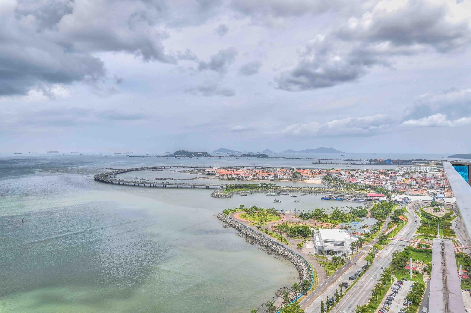 Oceanfront apartment for sale on Avenida Balboa