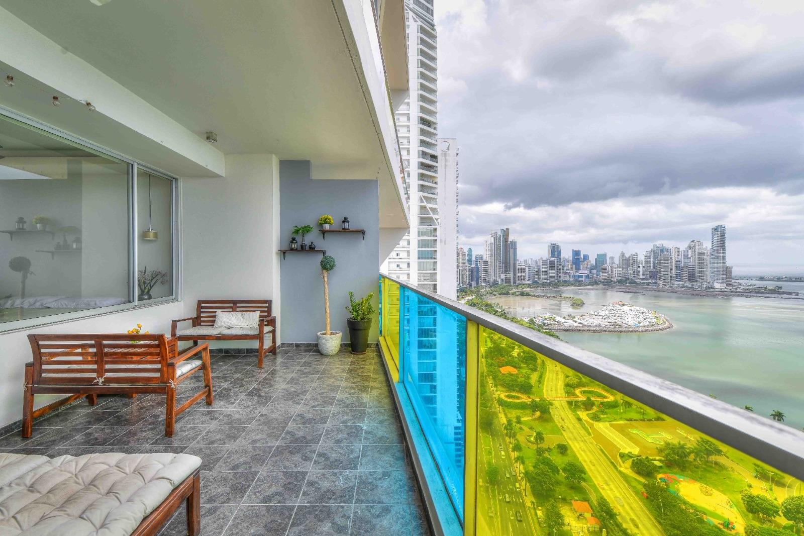 Oceanfront apartment for sale on Avenida Balboa