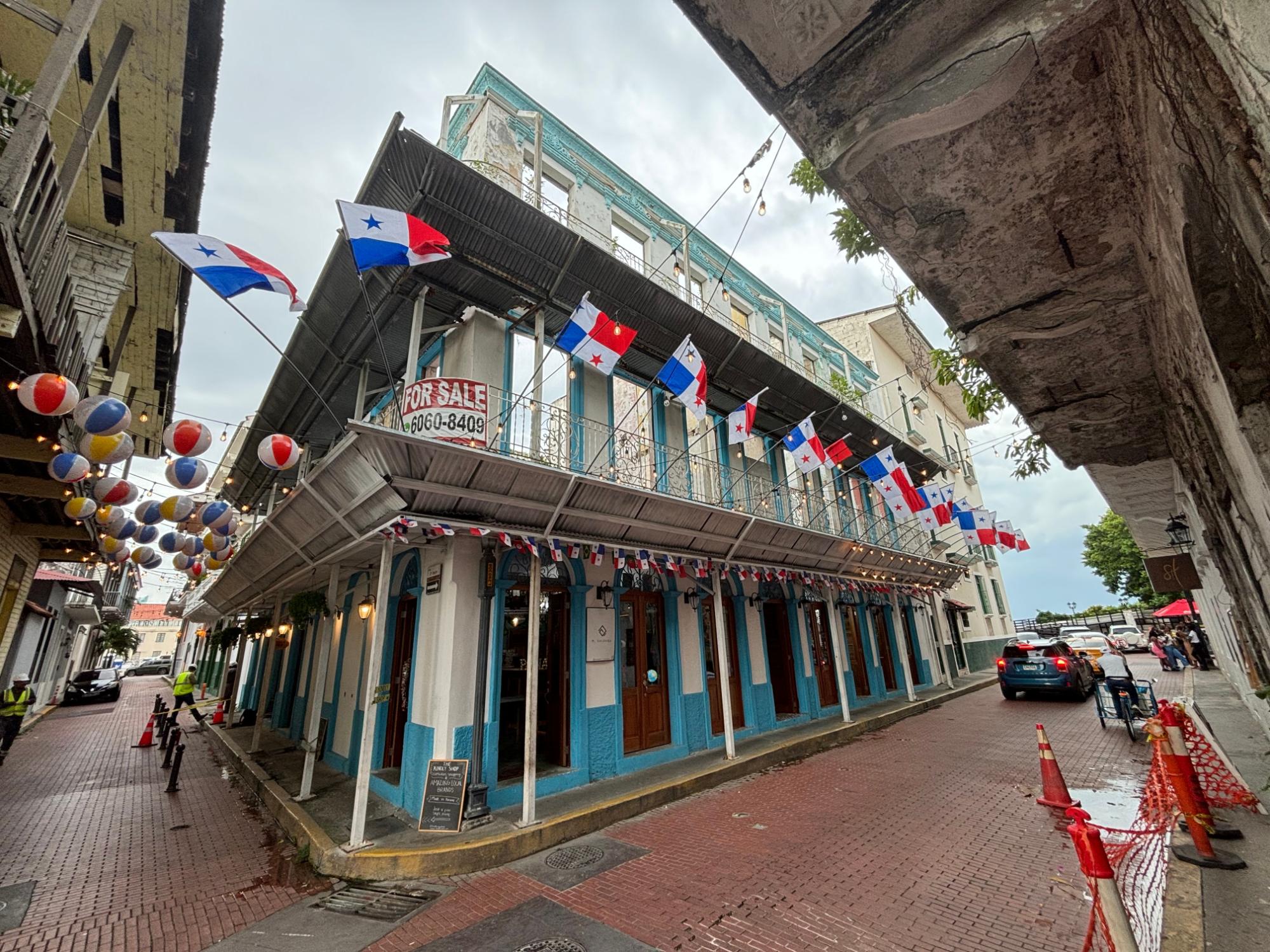 Commercial building with ROI in casco viejo.