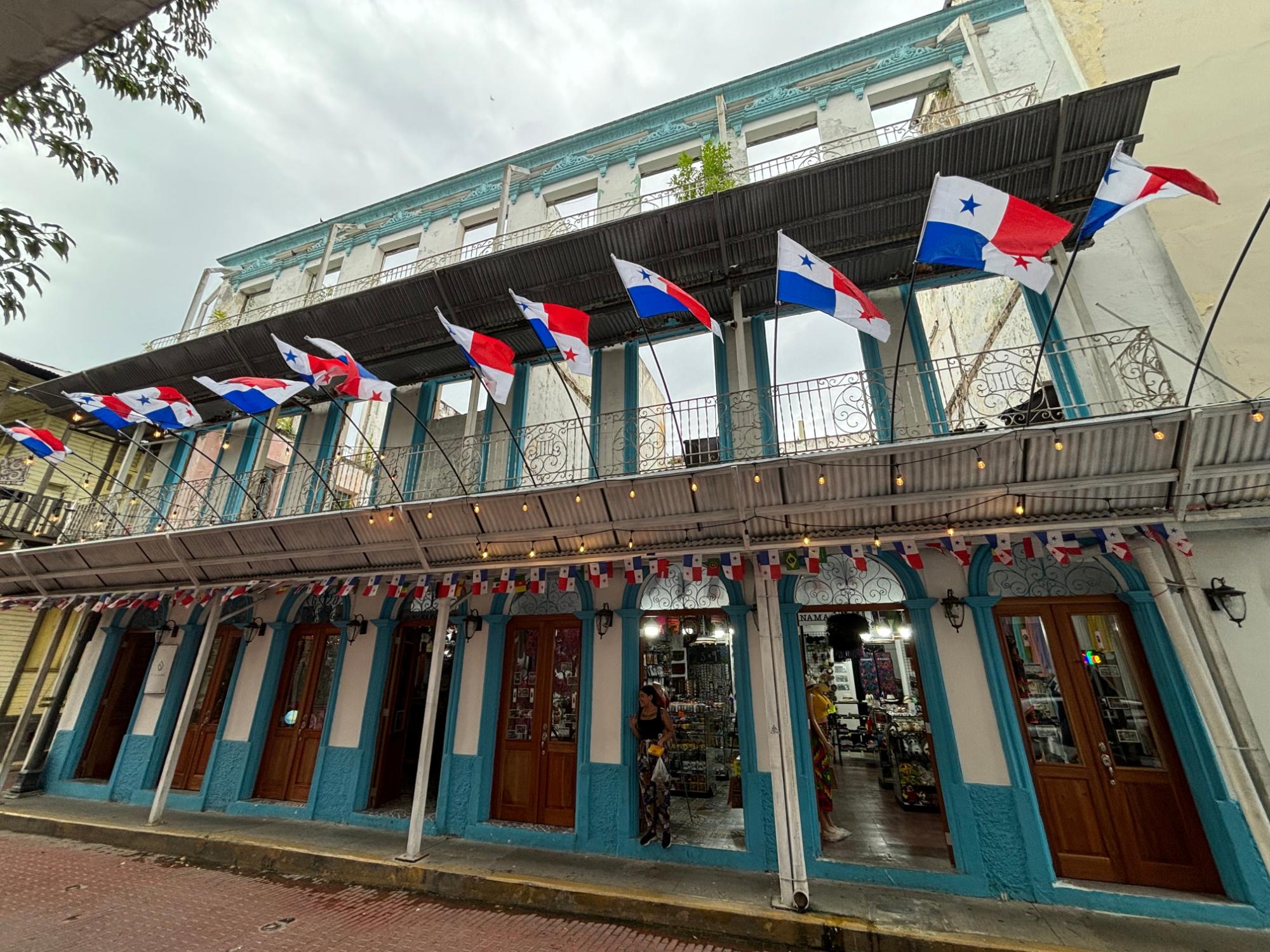 Commercial building with ROI in casco viejo.