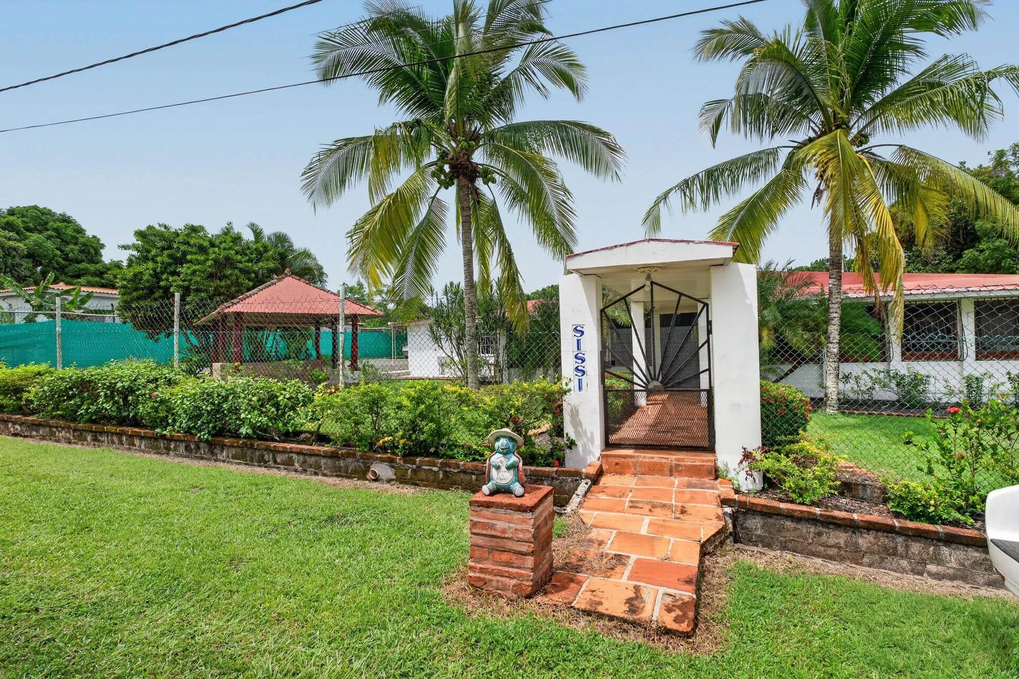 Spacious Home with Pool and Guest Apartment