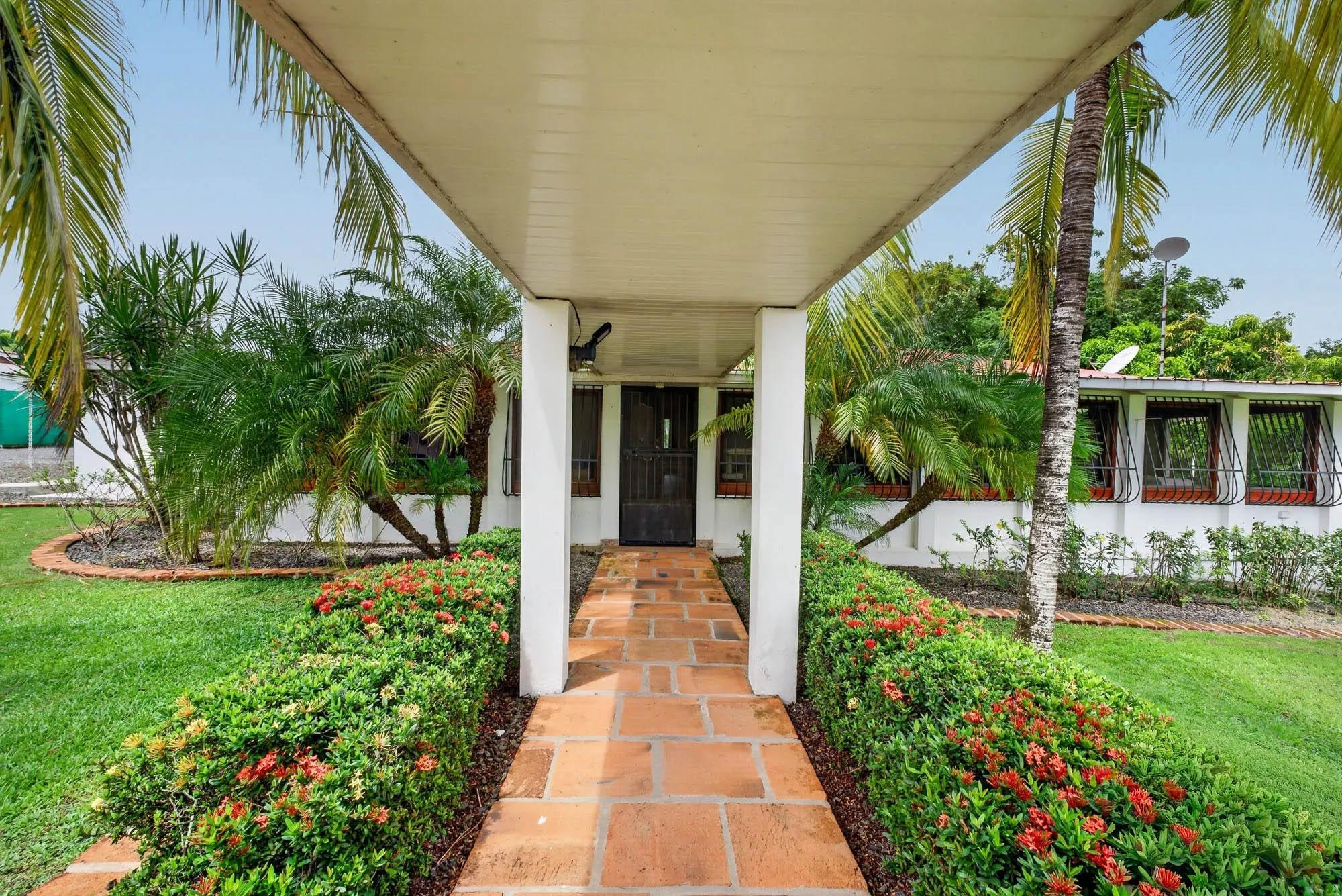 Spacious Home with Pool and Guest Apartment