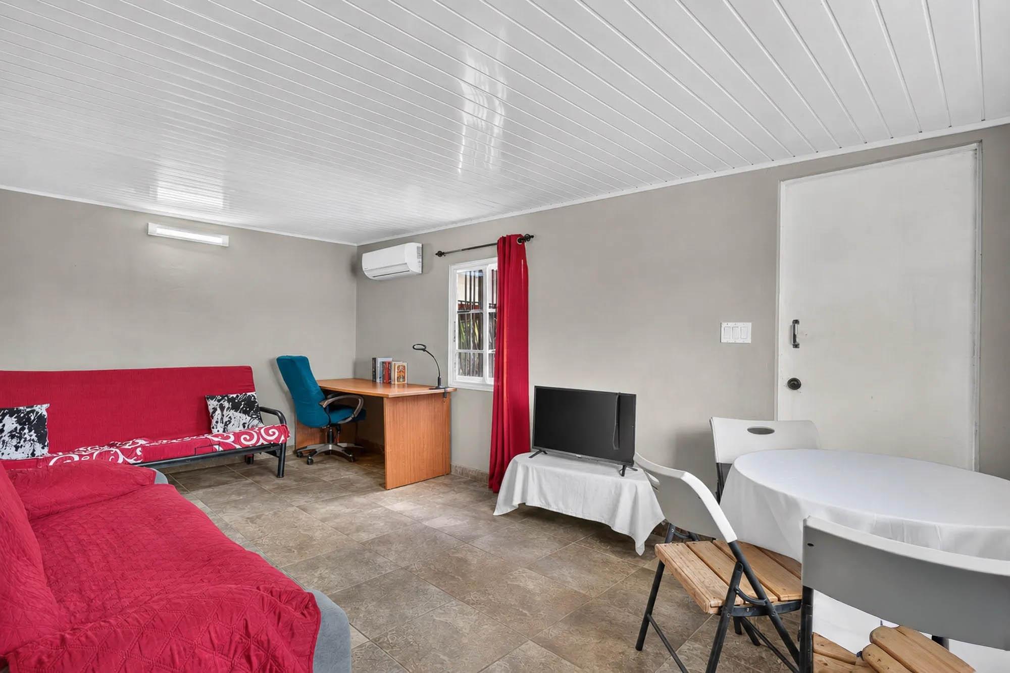 Spacious Home with Pool and Guest Apartment