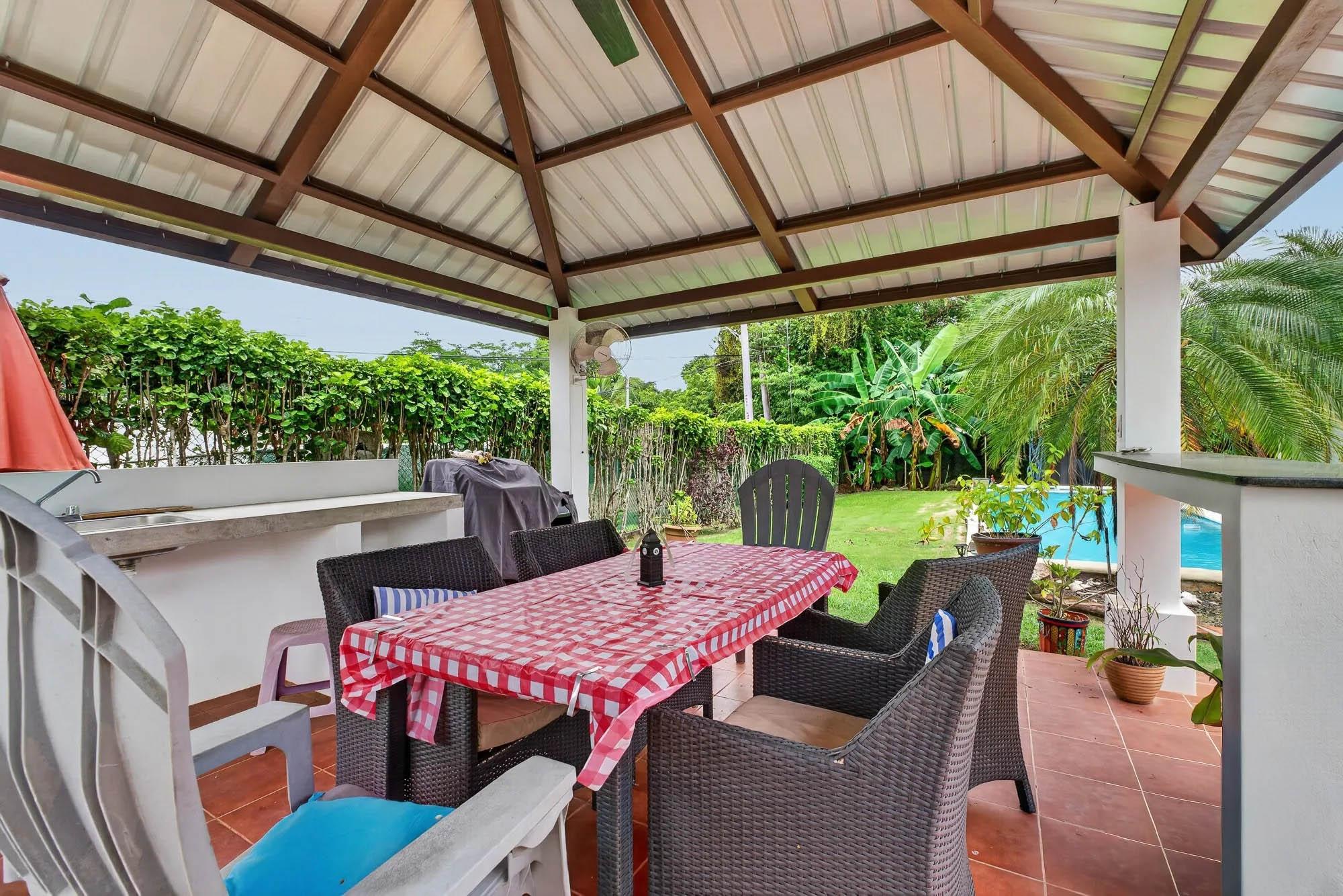 Spacious Home with Pool and Guest Apartment
