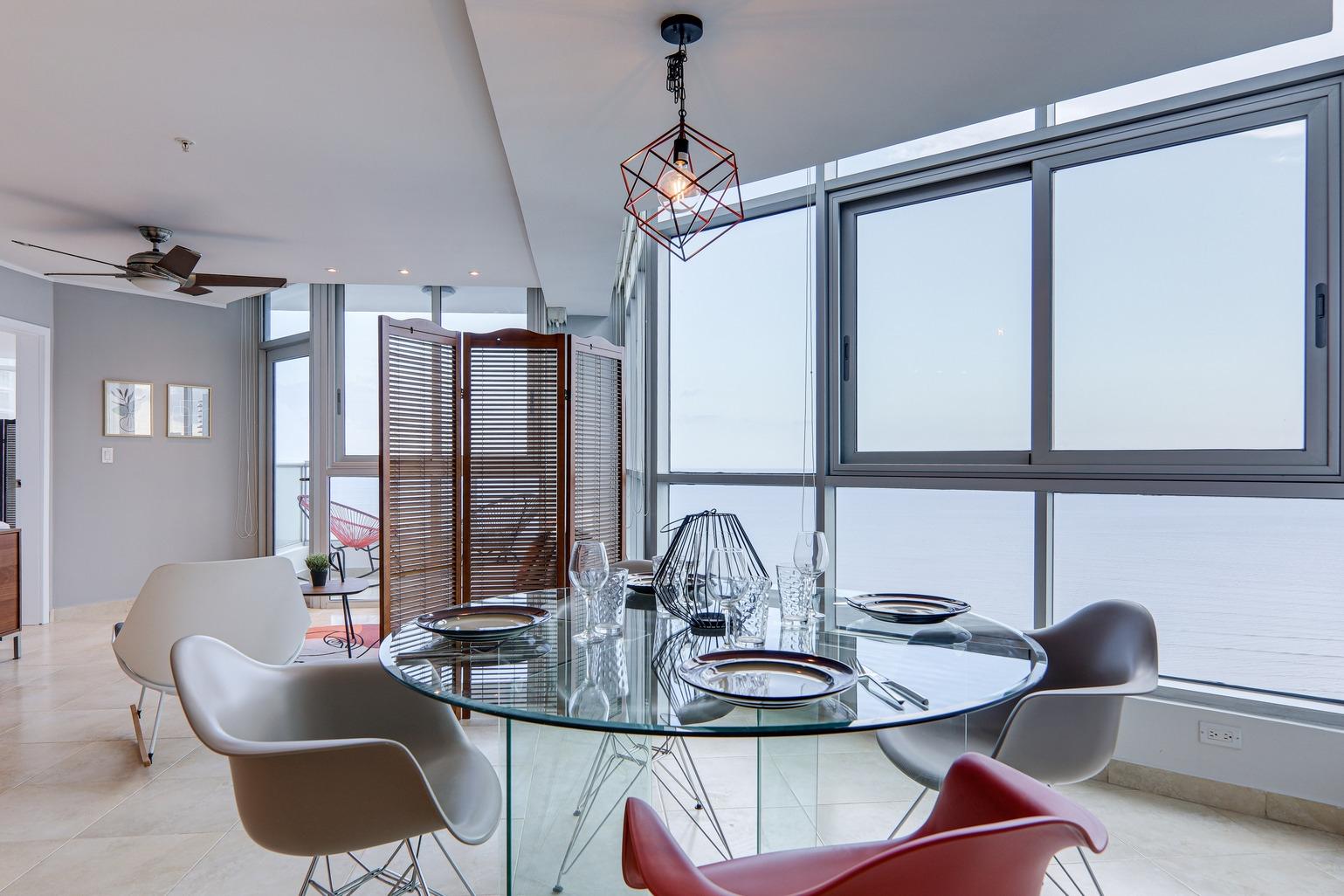 High floor apartment with panoramic ocean views