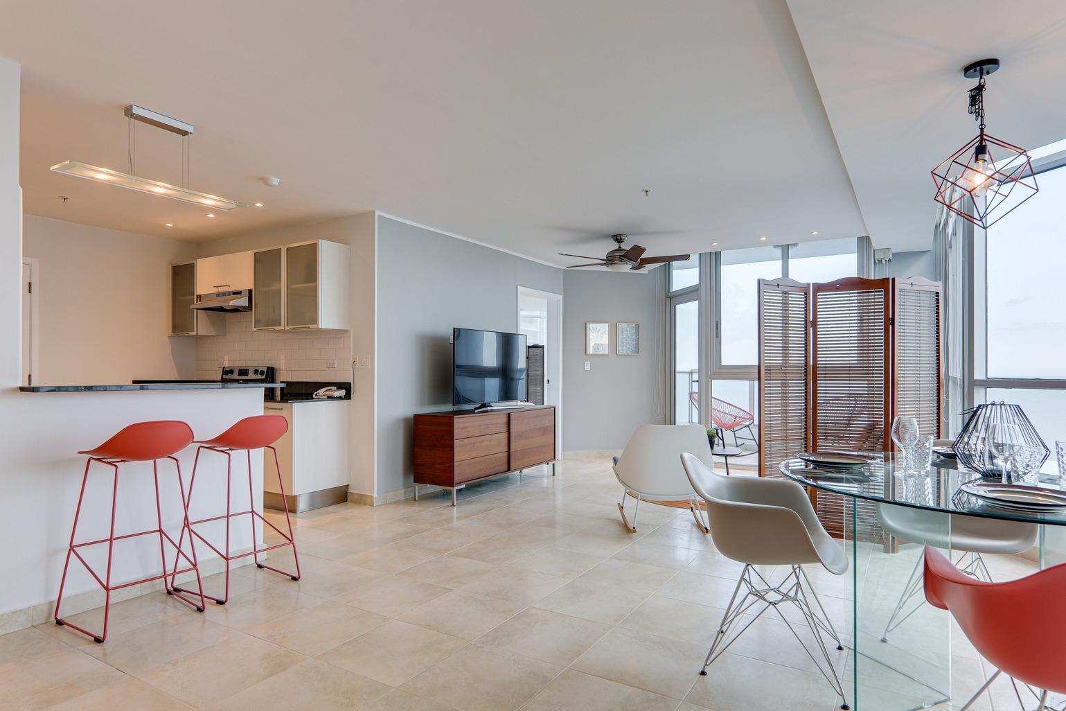 High floor apartment with panoramic ocean views
