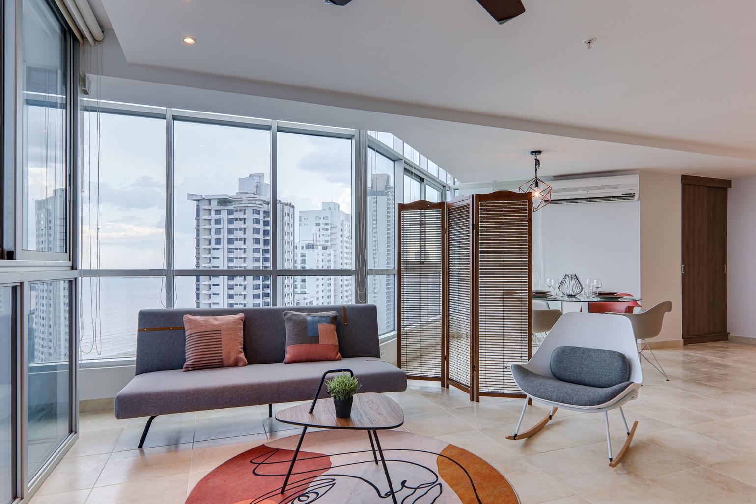 High floor apartment with panoramic ocean views