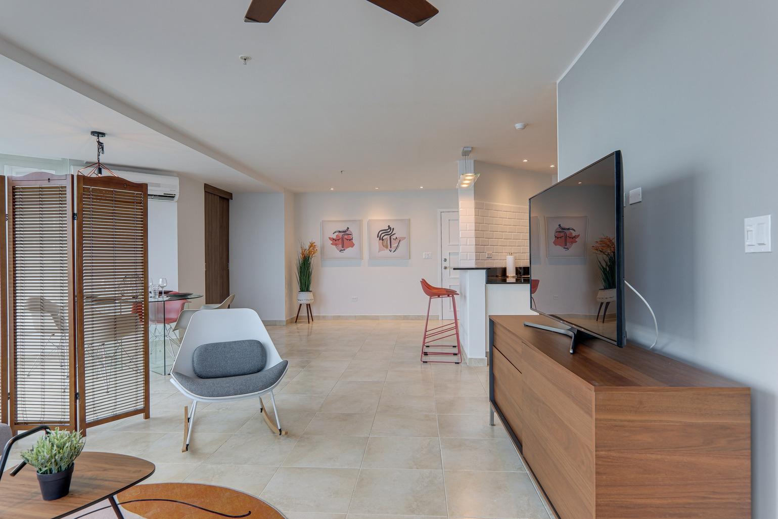 High floor apartment with panoramic ocean views