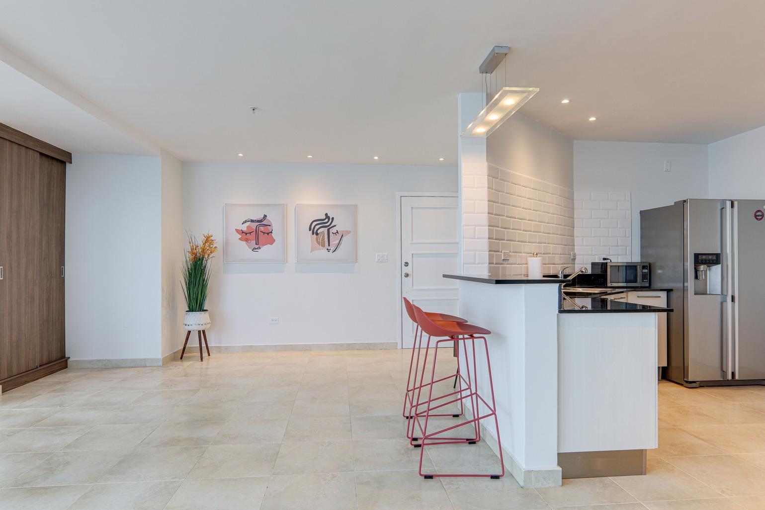 High floor apartment with panoramic ocean views