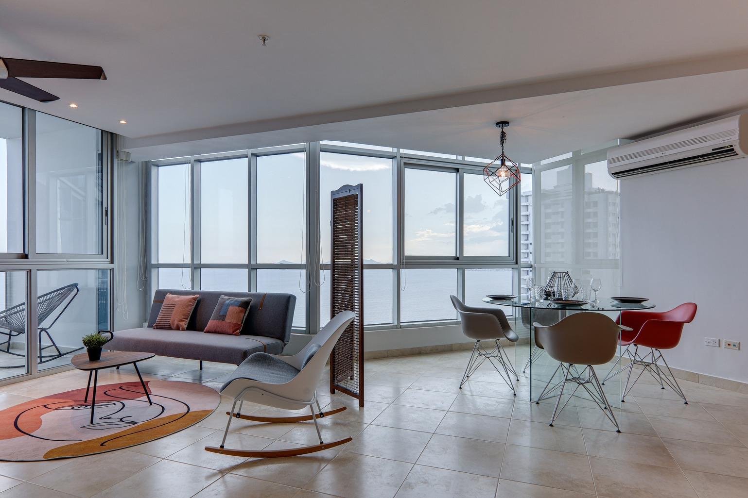 High floor apartment with panoramic ocean views