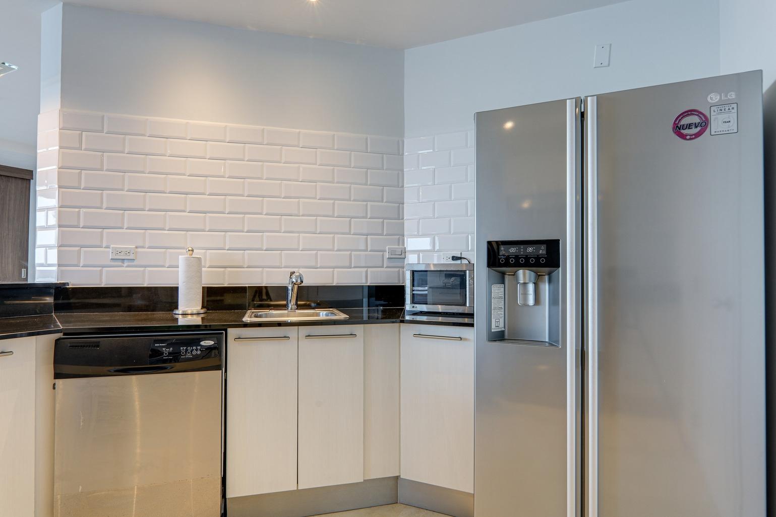High floor apartment with panoramic ocean views