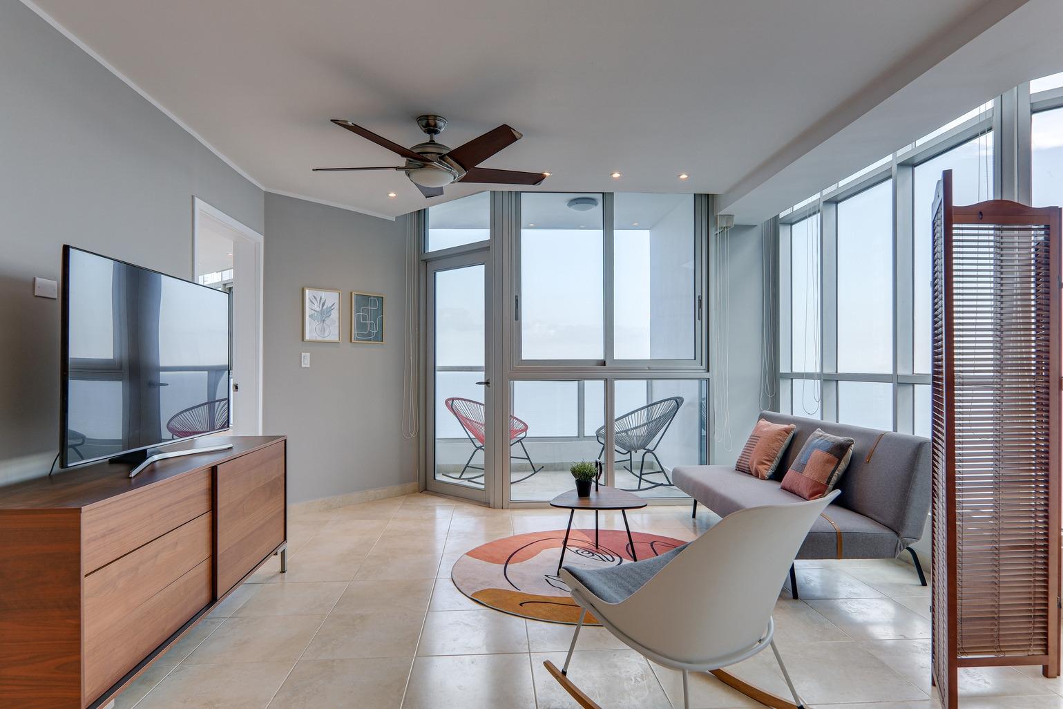High floor apartment with panoramic ocean views