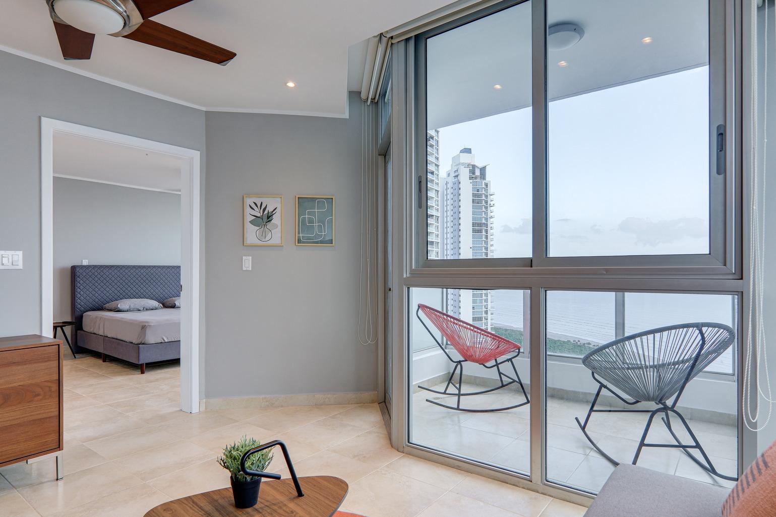 High floor apartment with panoramic ocean views
